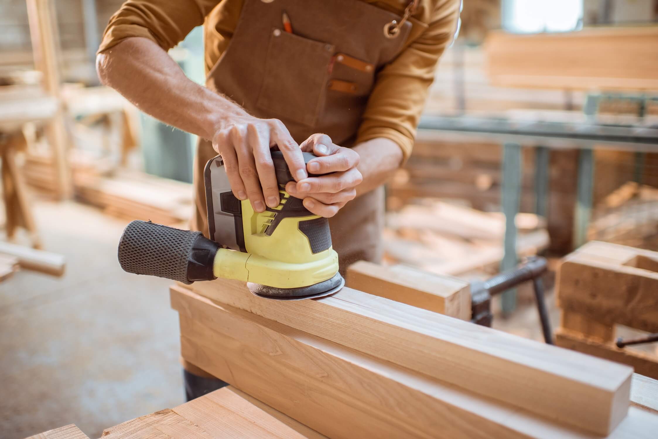 Imagen de carpintero trabajando